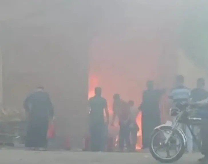 ماس كهربائي يشعل مصنع حلاوة طحينية ببنها.. ولا إصابات بين العاملين