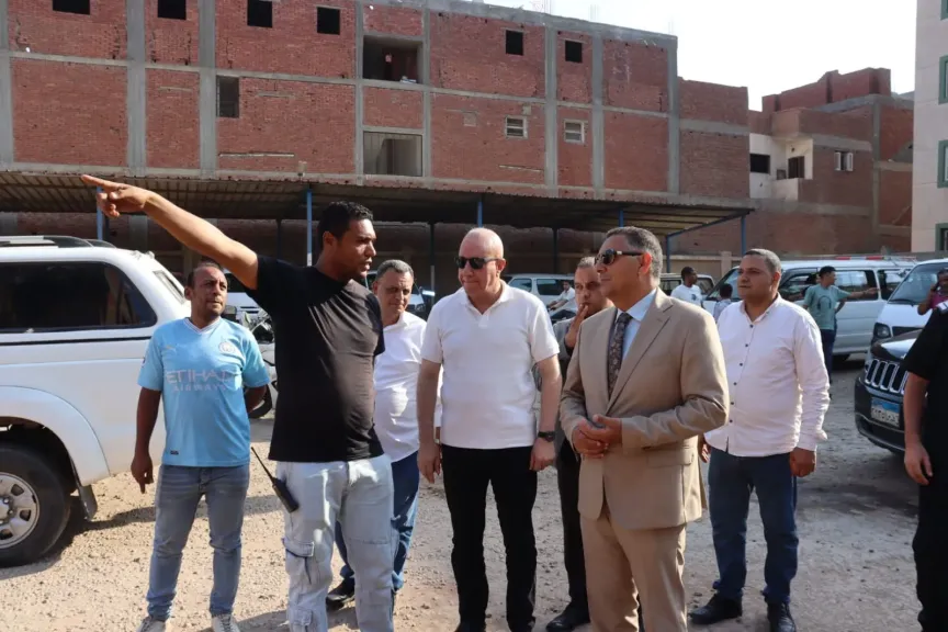 من قلب موقف كفر شكر.. محافظ القليوبية يوجه بسرعة إنجاز المشروعات الخدمية