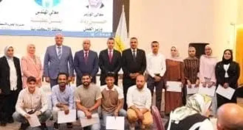محافظ الإسكندرية ووزير العمل يسلمان عقود العمل لذوي الهمم من خريجي برامج التدريب المهني.