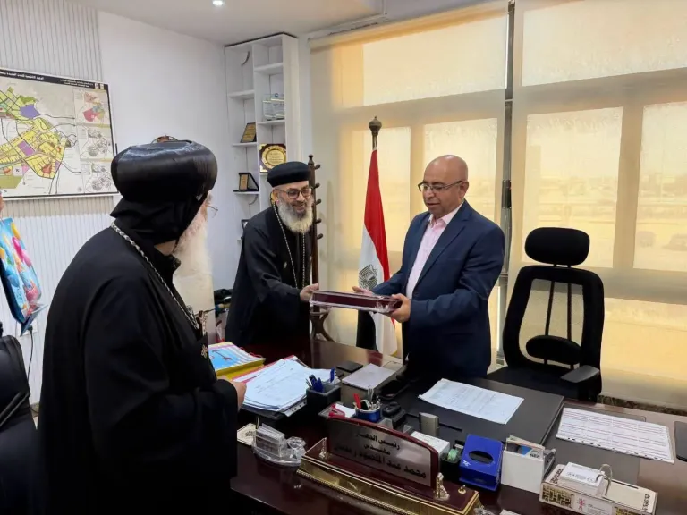 أكتوبر الجديدة تستعد لكنيسة جديدة.. الأنبا دوماديوس يتسلّم قطعة الأرض المخصصة للبناء
