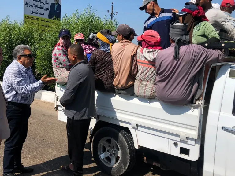 محافظ الدقهلية يوجه بتوفير سيارات ميكروباص لنقل عمال وفلاحين على طريق رافد جمصه بعد رصد خطورة نقلهم