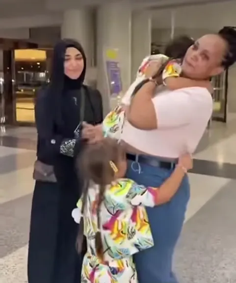 طفلة تودع العاملة المنزلية وهي تبكي بـ«باي باي ماما».. والأم ترد على الانتقادات