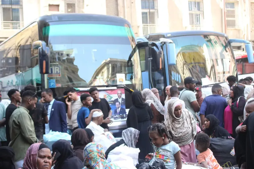 بعد التسهيلات الجديدة.. استئناف العودة الطوعية وتفويج 1200 سوداني إلى الوطن عبر 24 حافلة من وسط القاهرة