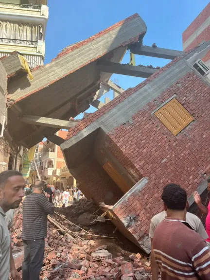 بعد 3 شهور من الانشاء ..انهيار عقار بميت غمر والمحافظة تصدر بيانًا