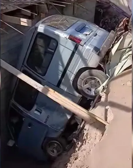 حادث مفاجئ دون إصابات.. سيارة تنزلق بجوار مبنى تحت الإنشاء في بنها