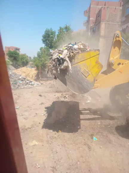 رفع 36 طن مخلفات وتمهيد 5 كيلومترات من الطرق بقنا
