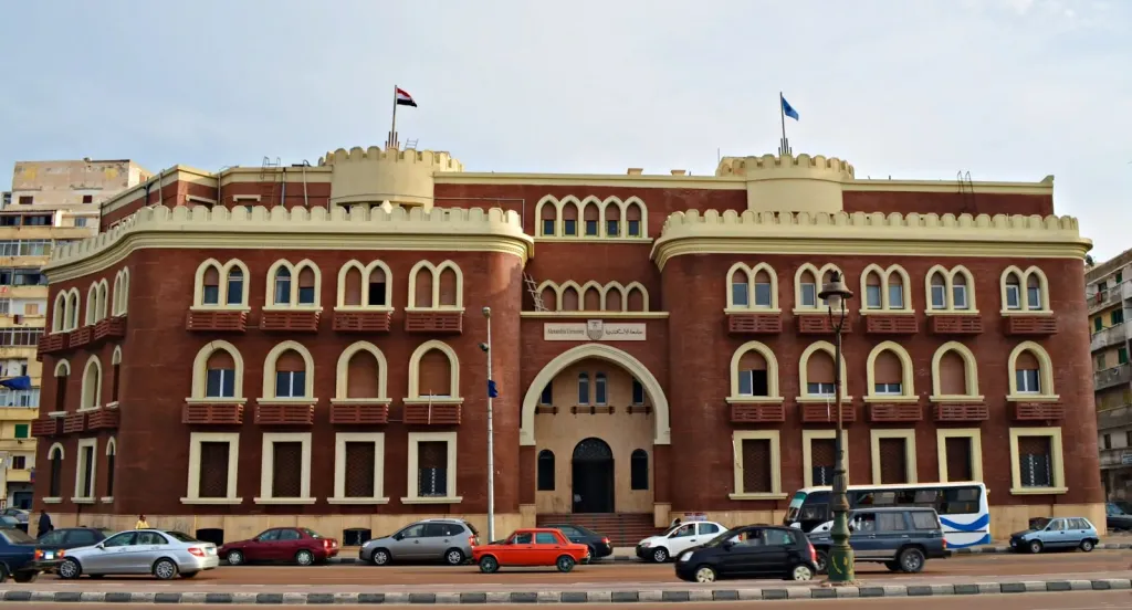 رد أحد عمداء كليات جامعة الإسكندرية بعد تداول شيكات بدون رصيد