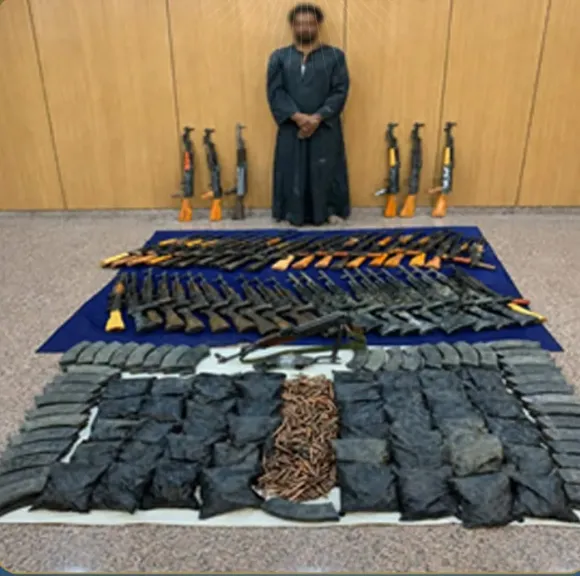 مصرع عنصر إجرامي وضبط آخر وبحوزتهما 52 بندقية آلية و5 آلاف طلقة بسوهاج