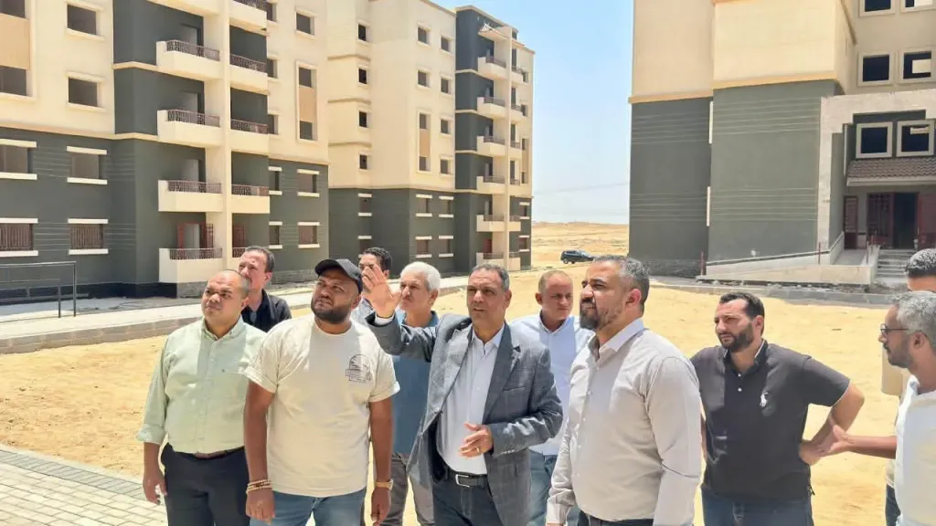نائب هيئة المجتمعات العمرانية يتفقد مشروعات العبور الجديدة ويشدد: الإلتزام بالمواعيد أولوية