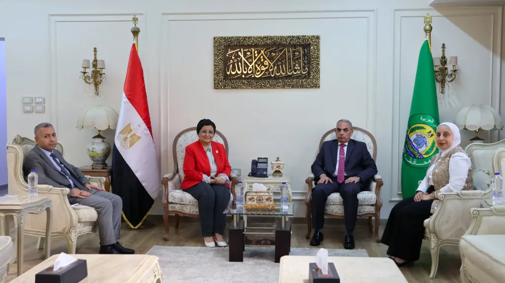 محافظ الإسماعيلية يستقبل نائب وزير الصحة والسكان لشئون السكان وتنمية الأسرة