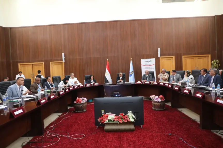 محافظ البحر الأحمر يترأس اجتماع المجلس التنفيذي ويوجه بحل كافة المعوقات التي تواجه قطاعي الكهرباء والمياه