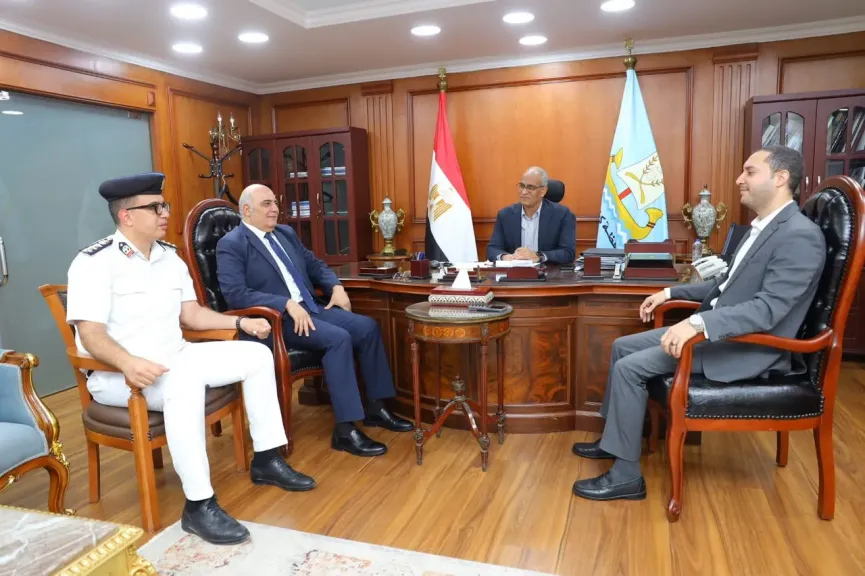 محافظ كفرالشيخ خلال اجتماعه مع مدير إدارة المرور تطوير المنظومة المرورية وتحقيق السيولة بالشوارع على رأس أولويات المرحلة المقبلة