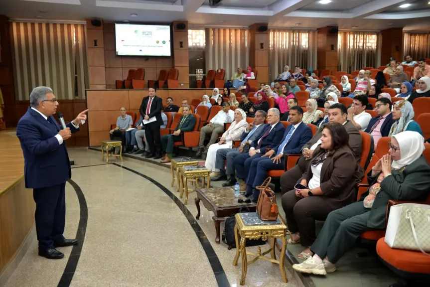 محافظ الدقهلية يشهد ندوة التعريف بالمبادرة الوطنية للمشروعات الخضراء الذكية ويؤكد:- ندعم كل الافكار التي تخدم البيئة والمواطن