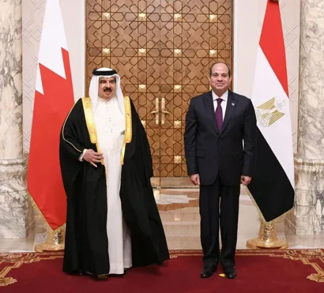 دلالات اتصال عاهل البحرين كأول زعيم عربي يتضامن مع مصر بعد زلزال السويس