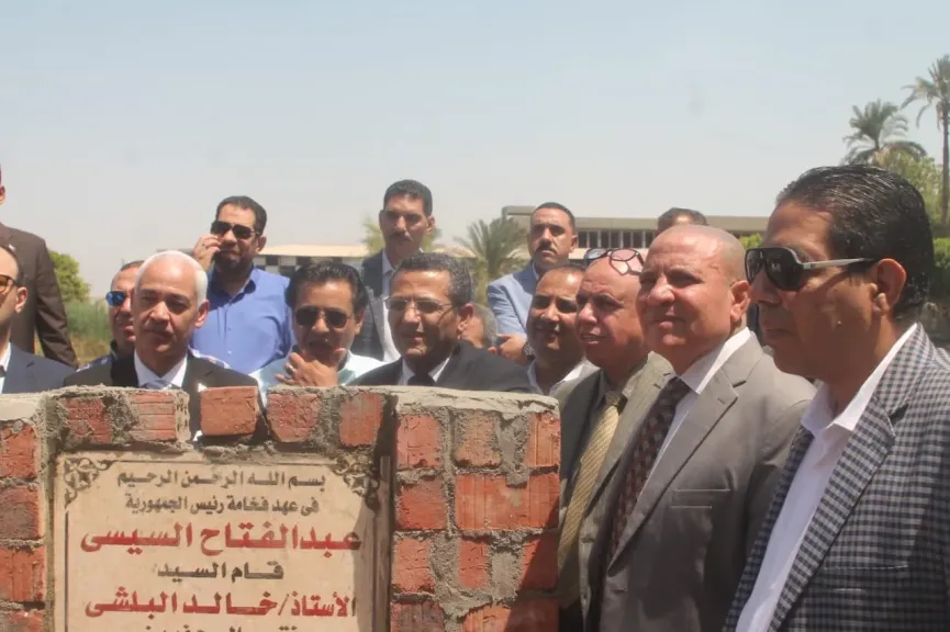 نقيب الصحفيين يضع حجر الأساس للنادي النهري بأسيوط بحضور نائب المحافظ ورئيس الجامعة.. وتأكيدات بدعم كامل لإنجاز المشروع