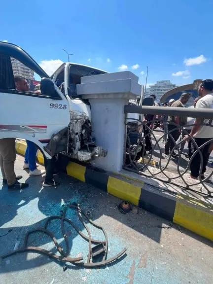حادث مروع بسيدي جابر.. سيارة تقتحم الحاجز الحديدي وتصطدم بعمود خرساني