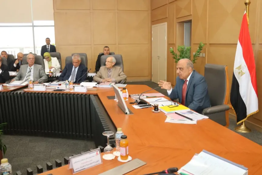 استثمارات بـ23.1 مليار جنيه.. وزير الكهرباء يعتمد موازنة القابضة ويكشف خطة القطاع الجديدة