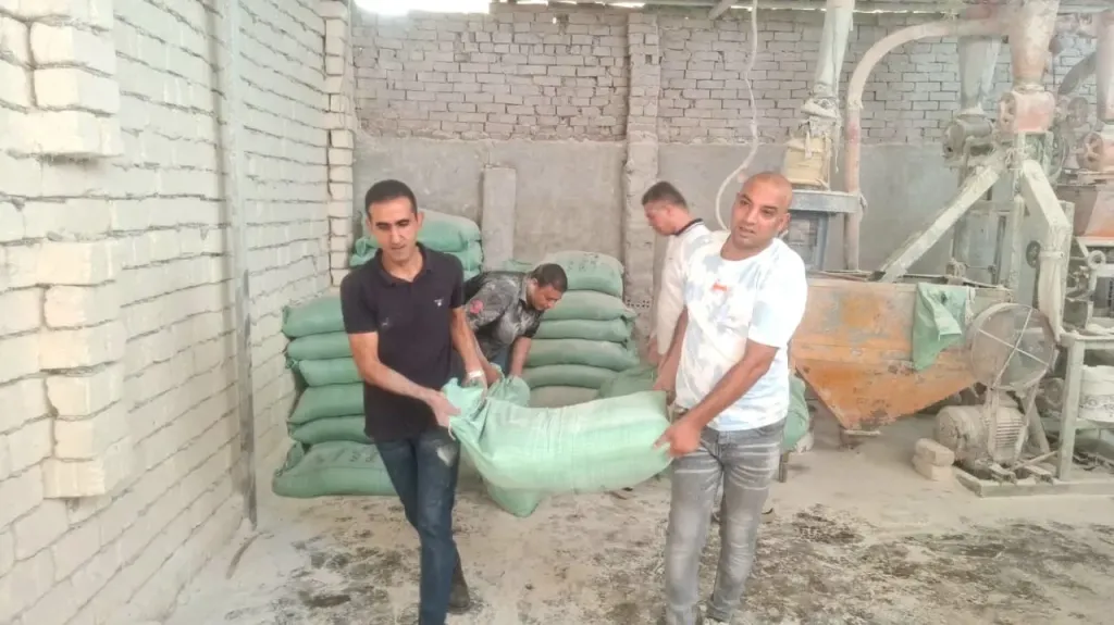 حملة مفاجئة تكشف المخالفات.. تموين بنها يضبط 2.5 طن دقيق مدعم