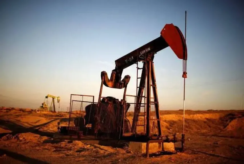 النفط يفقد أكثر من 4 دولارات للبرميل.. برنت يتراجع إلى 79.04 دولارًا وWTI عند 75.26 دولارًا