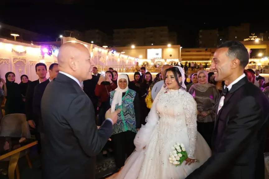 محافظ القاهرة يفاجئ فتاة يتيمة ليلة زفافها