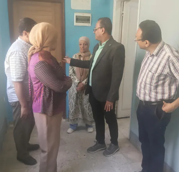 عقب توليه مهام منصبه.. وكيل وزارة الصحة بقنا يبدأ عمله بجولة تفقدية لديوان المديرية ويلتقي العاملين