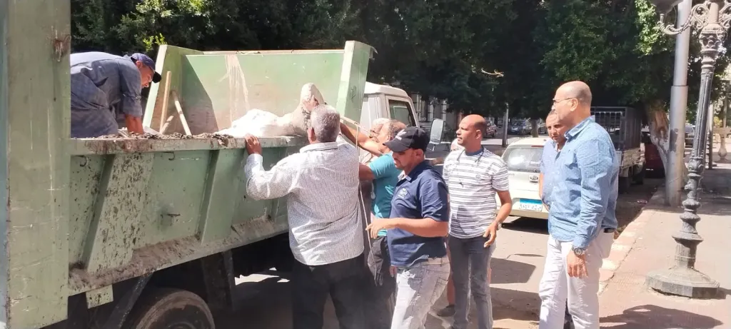 أغلق الشارع على المارة.. إزالة حوض تجميل سقط على الرصيف بعد شكوى المواطنين في قنا