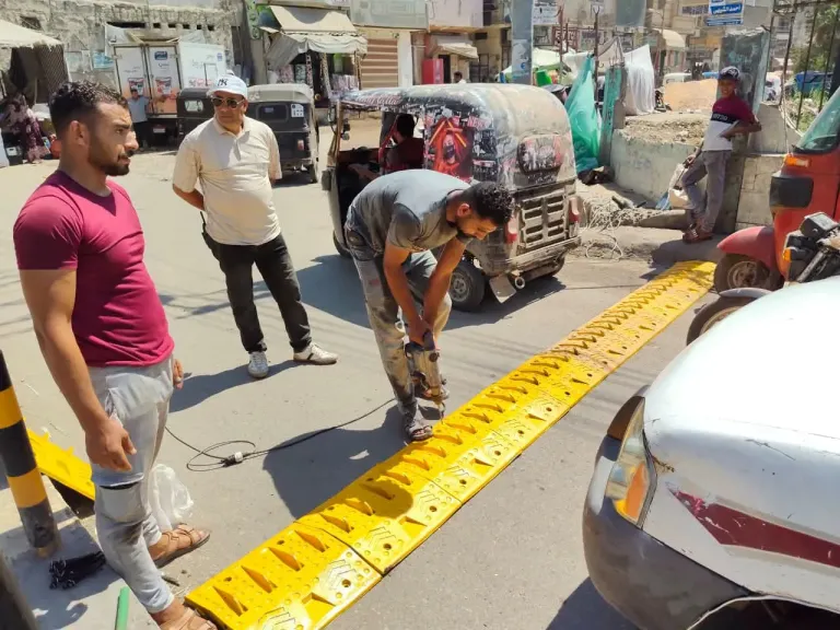 لتنظيم الحركة المرورية ومنع السير عكس الاتجاه... محافظ كفرالشيخ يوجه بتركيب مطبات صناعية بشوارع الحامول