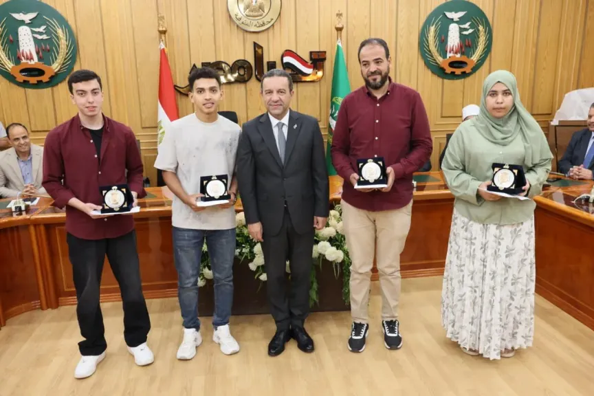 محافظ المنوفية يكرم أوائل الجمهورية الحاصلين على مراكز متقدمة بالثانوية العامة والأزهرية والتعليم الفني