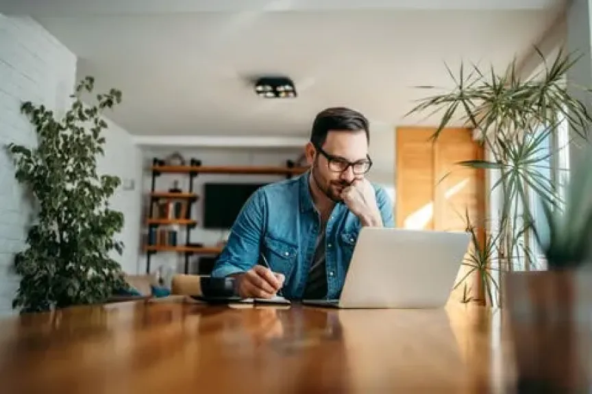 الفريلانسرز: كيف يهدد المبدعون المستقلون عرش المكاتب التقليدية؟