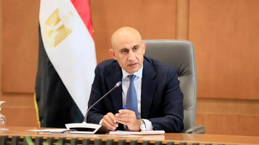 بعد إتلافهم أثاث مدرسة ببني سويف.. وزير التعليم يوجه بفصل الطلاب عامًا دراسيًا ويحيل المدير للتحقيق