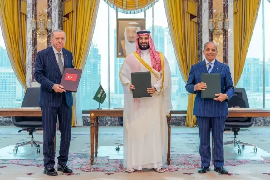  رئيس الوزراء الباكستاني وولي العهد السعودي والرئيس التركي عقب التوقيع على اتفاقية مكة للدفاع المشترك
