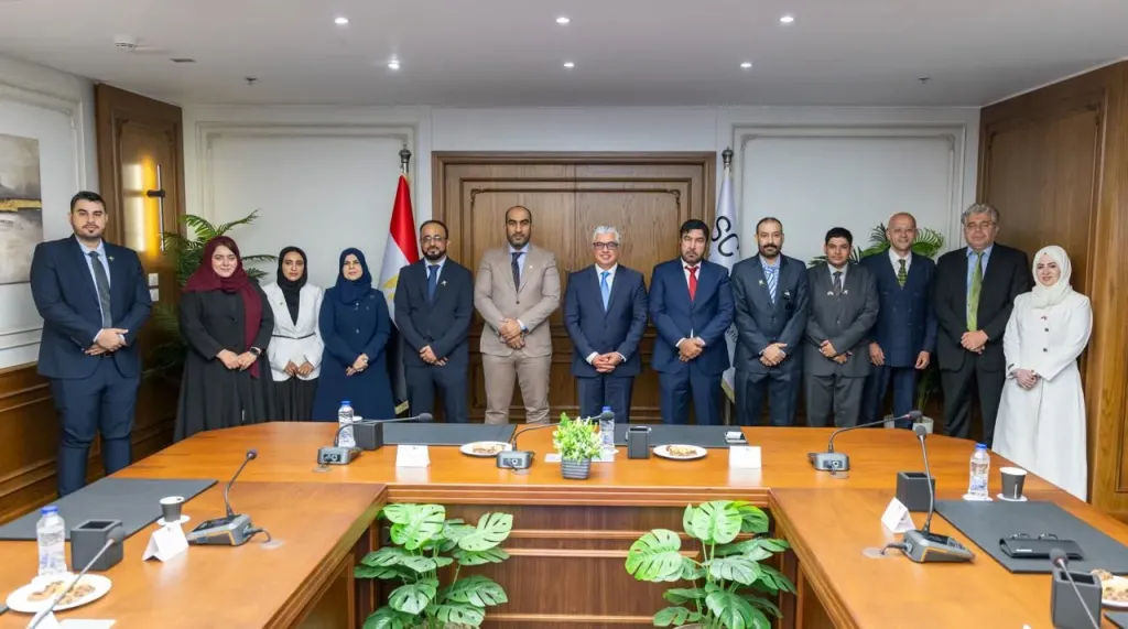رئيس المنطقة الاقتصادية يستقبل وفدًا عُمانيًا لبحث فرص التعاون والاستثمار وتعزيز التكامل الصناعي واللوجستي