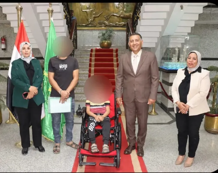 من معاناة طفل إلى فرحة كرسي الحركة.. محافظ القليوبية يستجيب لطفل مصاب بضمور العضلات