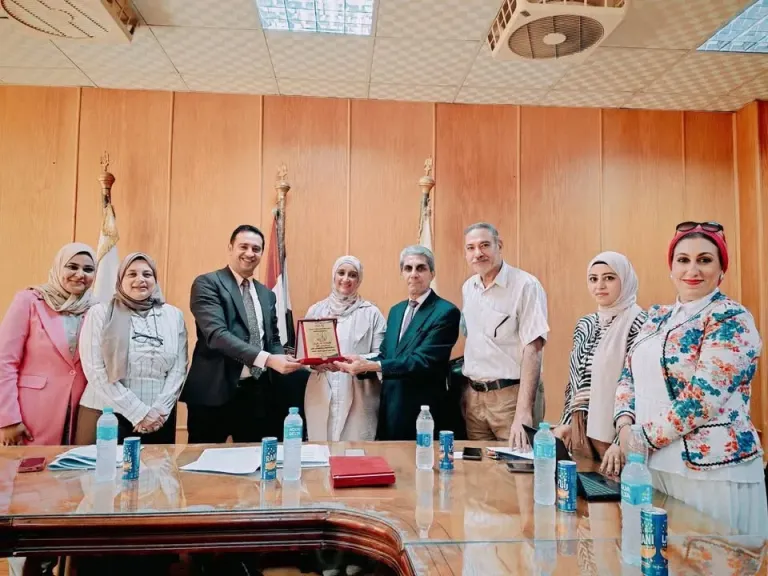 مجلس كلية الإعلام بجامعة بنى سويف يكرم الموظف المثالي