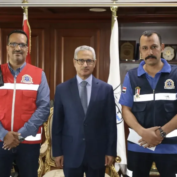 محافظ بنى سويف يكرم مسعفا وسائقا بإسعاف بنى سويف
