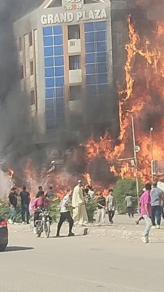 ننشر صور حريق يلتهم محلات وواجهة عقار في حدائق الأهرام