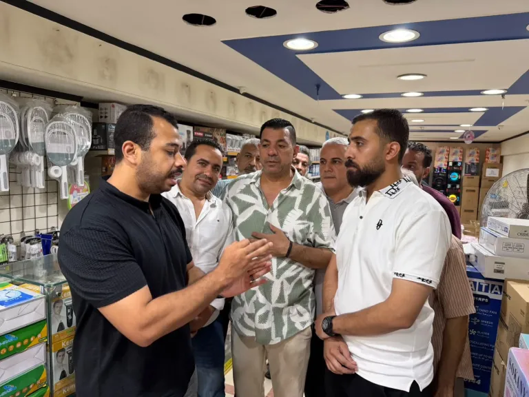 محرر النهار خلال حديثه مع أصحاب المحال