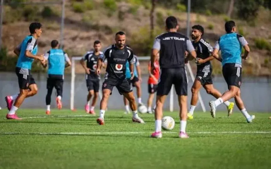 اليوم.. الأهلي يواجه بادالونا الإسباني ودياً