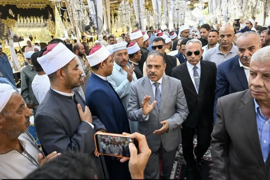 محافظا الإسماعيلية والشرقية يقدمان واجب العزاء لأسر ضحايا حادث القصاصين