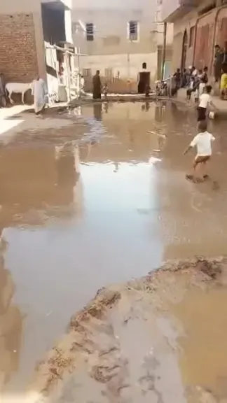 الشوارع غرقت.. استغاثات بسبب كسر ماسورة مياه بقرية الرحمانية قبلي في قنا