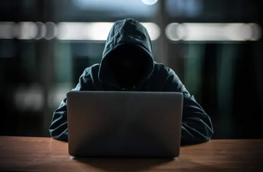 سبعيني ينتحل شخصية شاب عشريني ويبتز فتاة بصور خاصة مقابل 50 ألف جنيه