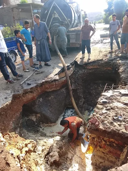 4 سيارات كسح وحفارين في موقع العطل.. تحرك عاجل لإصلاح خط المياه بقليوب