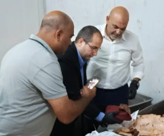قبل طرحها بالأسواق.. ضبط 11 طن لحوم ودواجن فاسدة داخل مصنع بالعبور