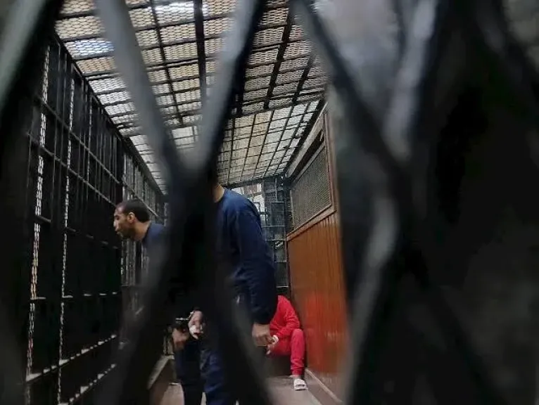 فيديو يقود أم إلى عشماوي مرتين: باعت بنتها لجوزها بتذكرة آيس