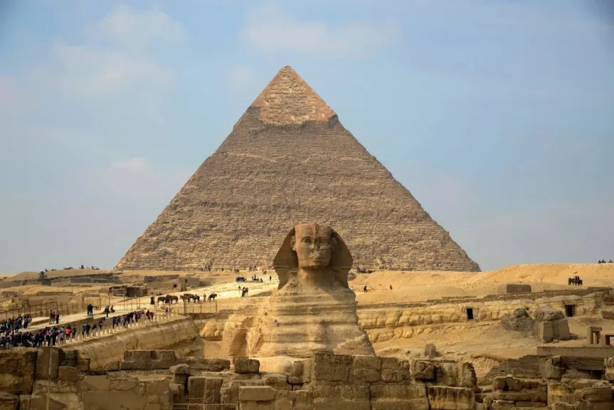 القبض على أجنبي وفتاة مصرية بسبب أفعال خادشة وإشارات مسيئة أمام الأهرامات
