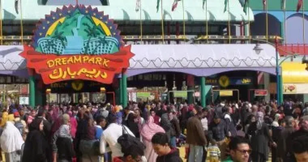 «ماشي وراها».. مشاجرة بين شاب خليجي وفتاة وصديقها داخل ملاهي دريم بارك