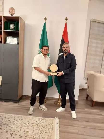 السفير عبدالمطلب ثابت يكرّم بطل الشطرنج الليبي يوسف الحصادي