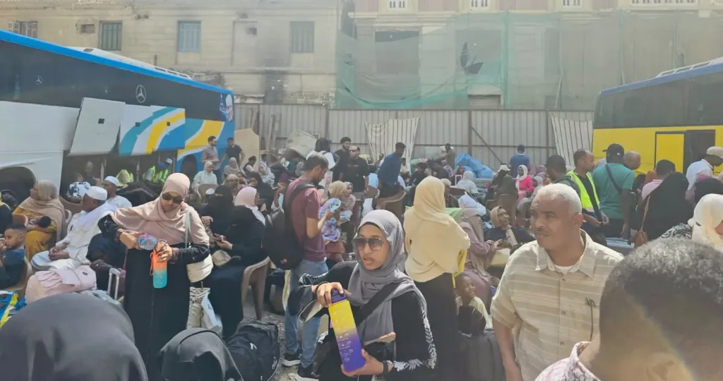 استمرار تفويج طلاب وأساتذة الجامعات السودانيين من مصر….والدكتور عاصم حسن : 20 ألفاً مستهدفون للعودة إلى السودان