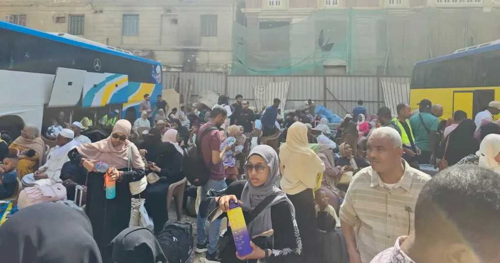 استمرار تفويج طلاب وأساتذة الجامعات السودانيين من مصر….والدكتور عاصم حسن : 20 ألفاً مستهدفون للعودة إلى السودان