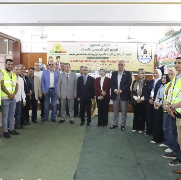 محافظ بنى سويف يتفقد المعرض السنوي لتوزيع الزى المدرسى